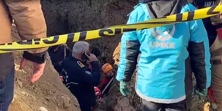 Polatlı'da kanalizasyon bağlantısı inşaatında göçük