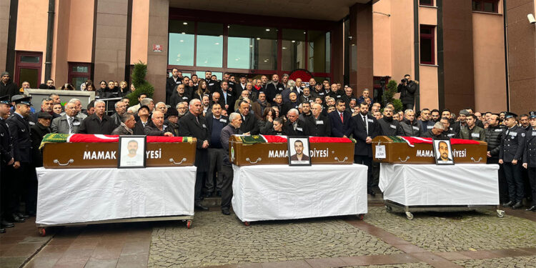 Kazada ölen 3 belediye işçisi için belediye önünde tören