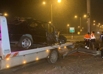 Yön levha direğine çarpan otomobilin sürücüsü öldü