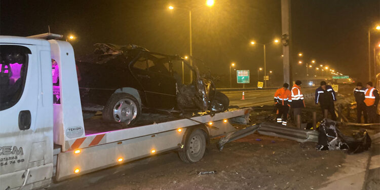 Yön levha direğine çarpan otomobilin sürücüsü öldü