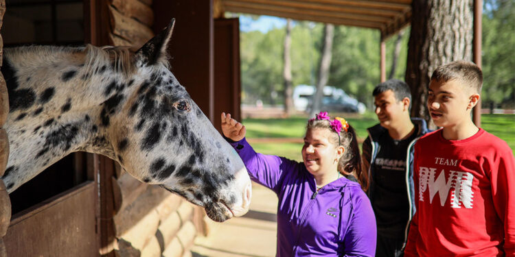 Antalya'da otizmli çocuklara atlı terapi