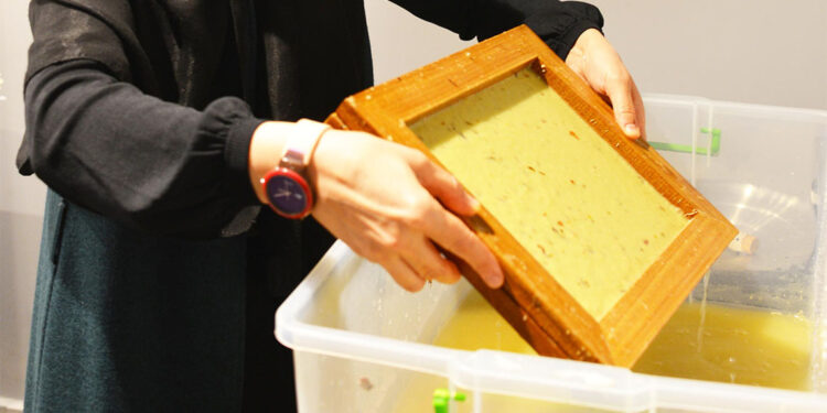 El Yapımı Kağıt Atölyesi'nde atık kağıtlar dönüştürülüyor