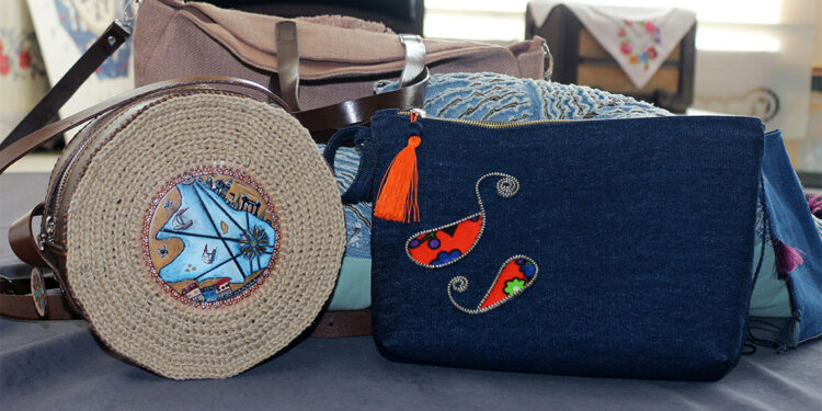 Atık kumaşları çantaya dönüştürüyorlar