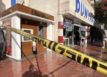 ATM önünde sıra beklerken silahlı saldırıya uğradı