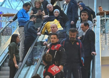 AVM'nin tavan arasından düşen işçi hayatını kaybetti