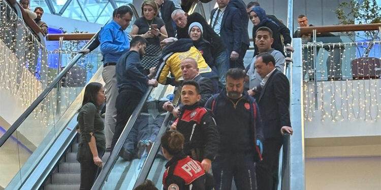 AVM'nin tavan arasından düşen işçi hayatını kaybetti