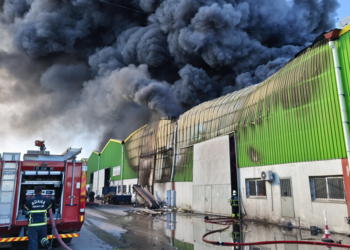 Adana'da geri dönüşüm tesisinde yangın çıktı