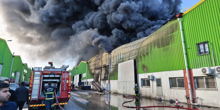 Adana'da geri dönüşüm tesisinde yangın çıktı