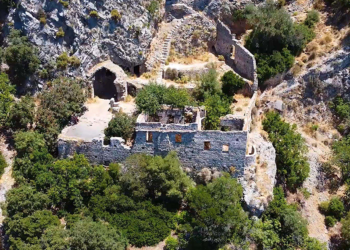 Afkule Manastırı, tarihi dokusu ve manzarasıyla ilgi çekiyor