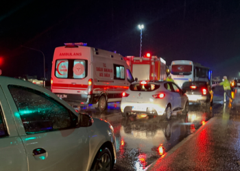 Akhisar'da iki işçi servisi çarpıştı; 35 yaralı