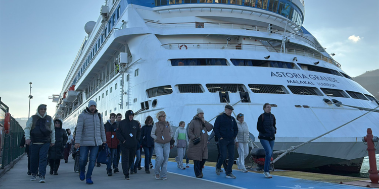 Amasra'ya kruvaziyerle yeni yılın ilk Rus turistleri geldi
