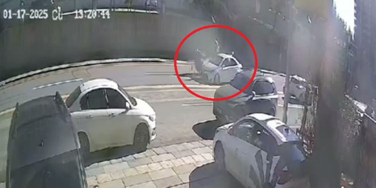 Ankara'da otomobilin çarptığı motosikletli kurye öldü; kaza kamerada