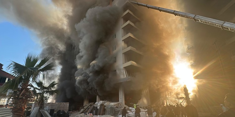 Antalya'da 9 katlı otel inşaatında yangın; mahsur kalan işçiler kurtarıldı