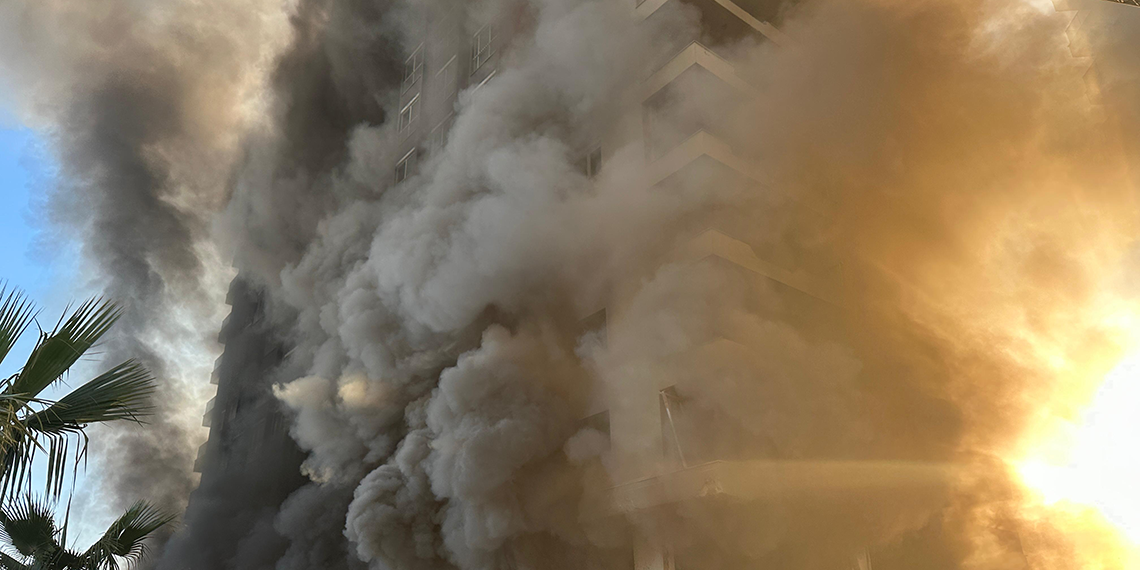Antalya'da 9 katlı otel inşaatında yangın çıktı. İçeride mahsur kalan işçilerin kurtarılması ve yangının söndürülmesi için çalışma başlatıldı.