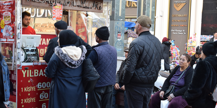 Antalya'daki bayilerde 'amorti' kuyruğu