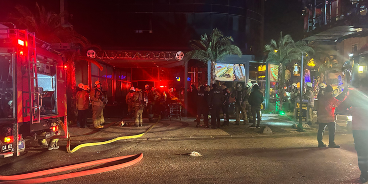 Ataşehir'de 3 katlı otelde yangın: 3 ölü 2 yaralı