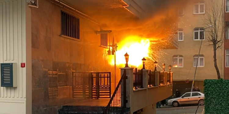 Avcılar'da elektrik panosunda patlama; binadakiler dışarı kaçtı