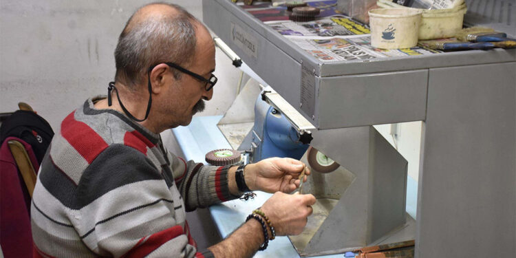 Bakırı takıya dönüştürerek geleneksel mesleğine değer katıyor