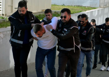 Bandrolsüz makaron yüklü minibüs, lastiklerine ateş açılarak durduruldu