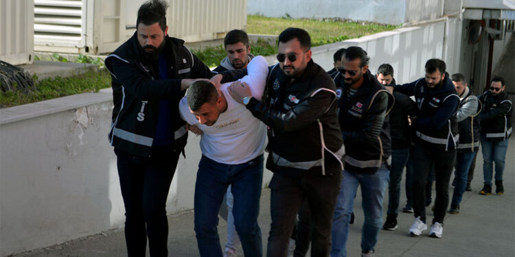 Bandrolsüz makaron yüklü minibüs, lastiklerine ateş açılarak durduruldu