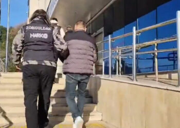 Baskın yapan polisi fark eden şüpheliler, uyuşturucuyu klozete attı