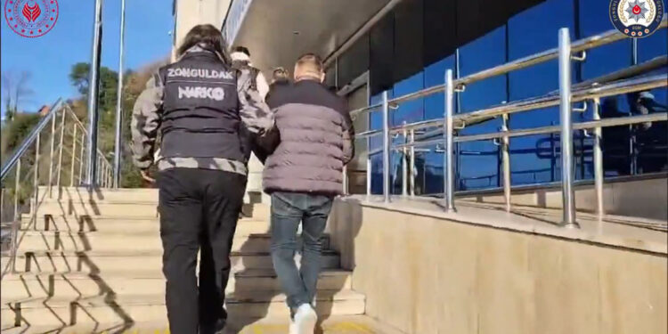 Baskın yapan polisi fark eden şüpheliler, uyuşturucuyu klozete attı