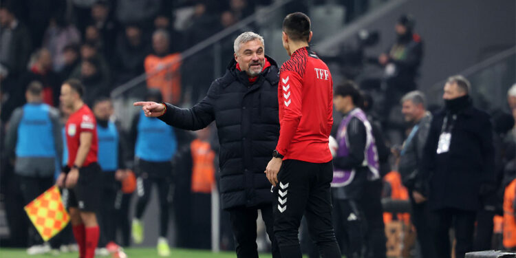 Hakem maçın sonucuna etki etmek istedi