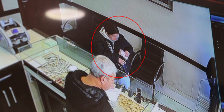 Kuyumcuya sahte altın satan 3 şüpheli yakalandı