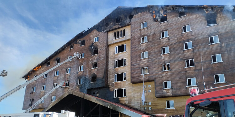 Kartalkaya'daki ahşap otel için çökme uyarısı