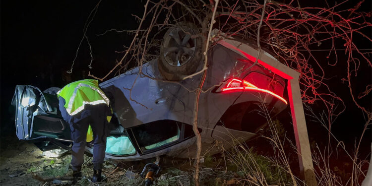 Otomobilin kivi bahçesine uçtuğu kazada nişanlı çift yaralandı