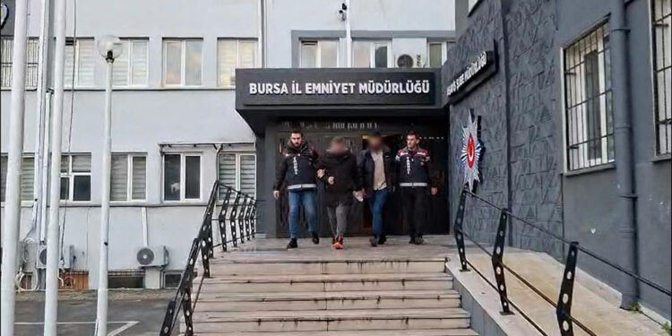 Telefonla aradıkları anneyi 1 milyon 200 bin lira dolandırdılar