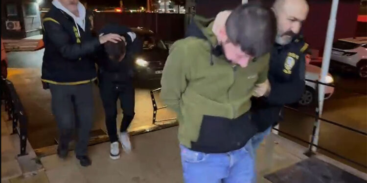 Tekel bayisini soyan 2 şüpheli yakalandı