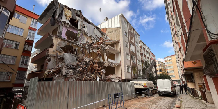 Bahçelievler'de kontrollü yıkım sırasında bitişikteki bina hasar gördü