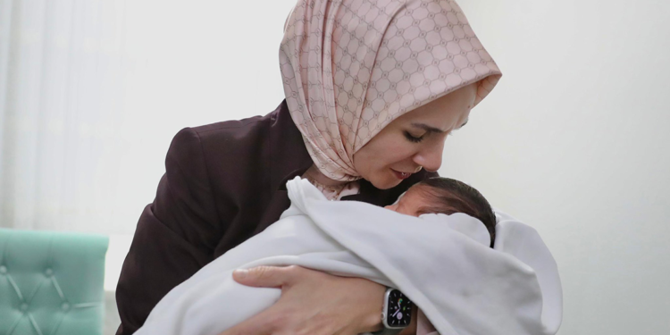 Bakan Göktaş, 'Çocuk Destek Programı' faydalanıcısı Aysima bebeği ziyaret etti