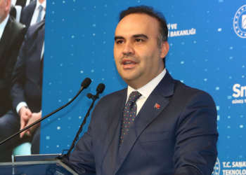 Bakan Kacır ve Bakan Bayraktar, İzmir'de tesis açılışına katıldı