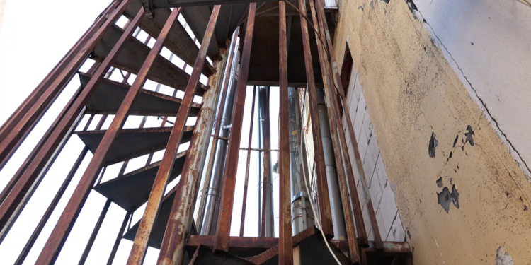 Bakırköy'de yangın merdiveninin girişi tuğlalarla örüldü