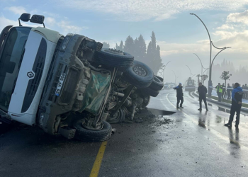 Balıkesir'de yol çöktü, hafriyat kamyonu devrildi