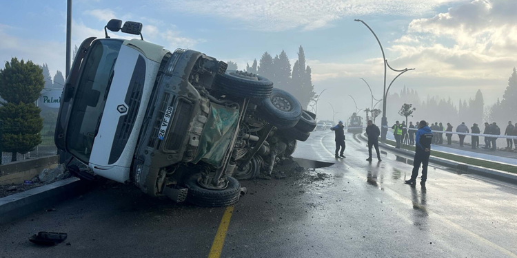 Balıkesir'de yol çöktü, hafriyat kamyonu devrildi