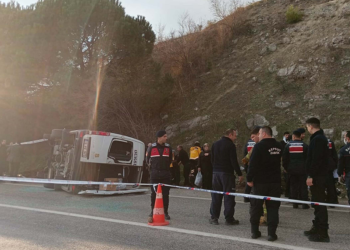 Balıkesir'de yolcu midibüsü otomobile çarptı; 2 ölü, 21 yaralı var