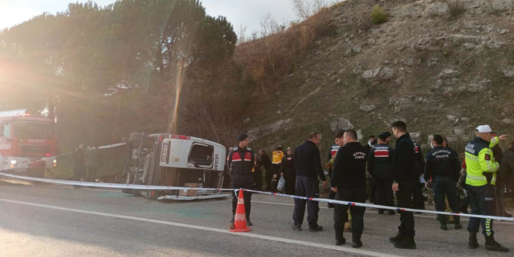 Balıkesir'de yolcu midibüsü otomobile çarptı; 2 ölü, 21 yaralı var