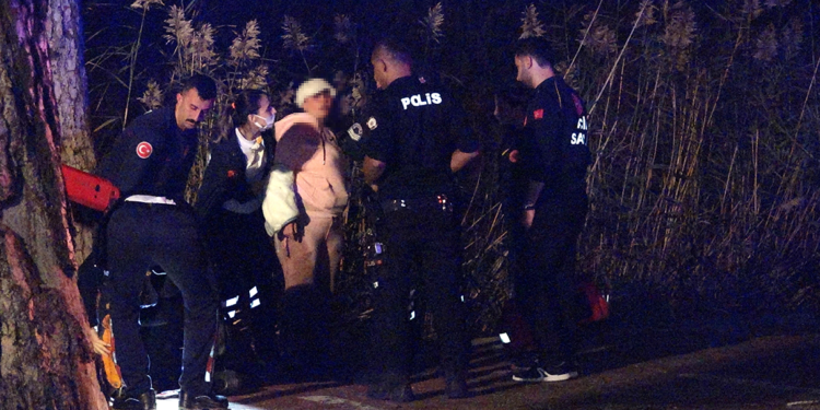 Bataklıkta 4 saat mahsur kalan kadın vinçle kurtarıldı