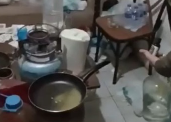 Bayrampaşa'da sahte içki üretilen depoya baskın