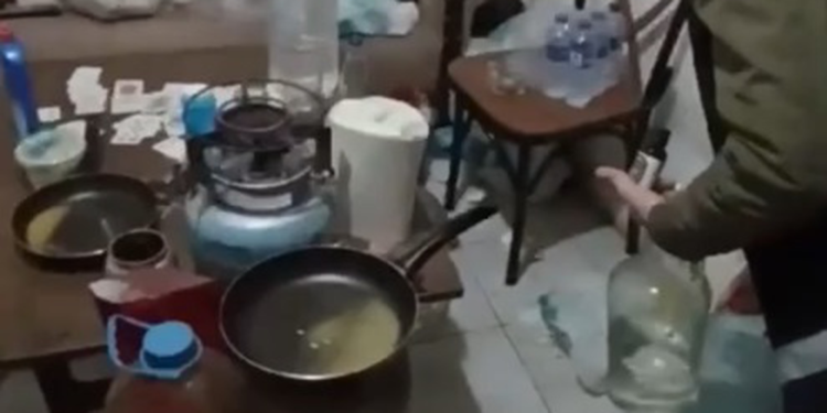 Bayrampaşa'da sahte içki üretilen depoya baskın