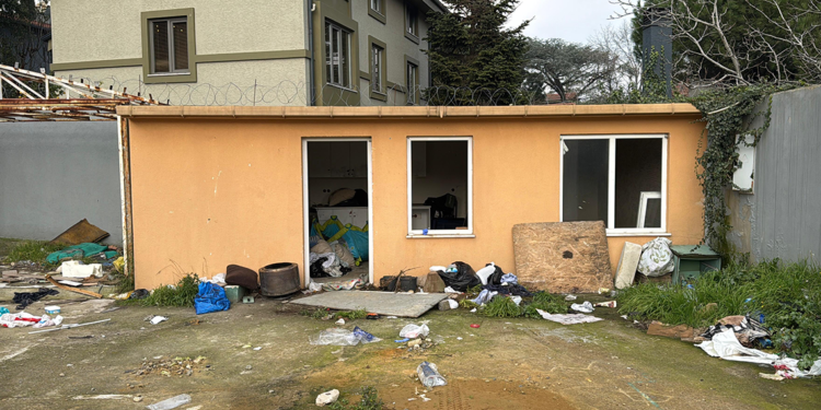 Beşiktaş'ta iki kardeş prefabrik evde ölü bulundu