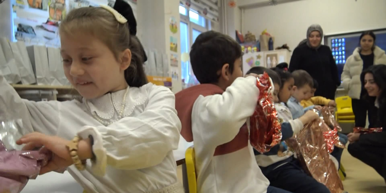 Beylikdüzü'nde atık kumaşlardan anaokulu öğrencilerine karne hediyesi 