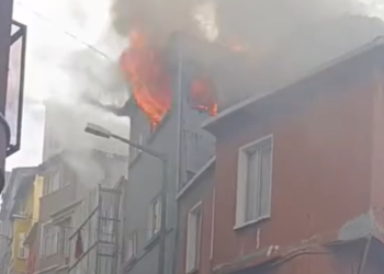 Beyoğlu'nda 3 katlı binada yangın