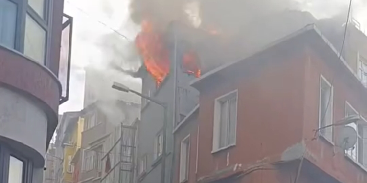 Beyoğlu'nda 3 katlı binada yangın
