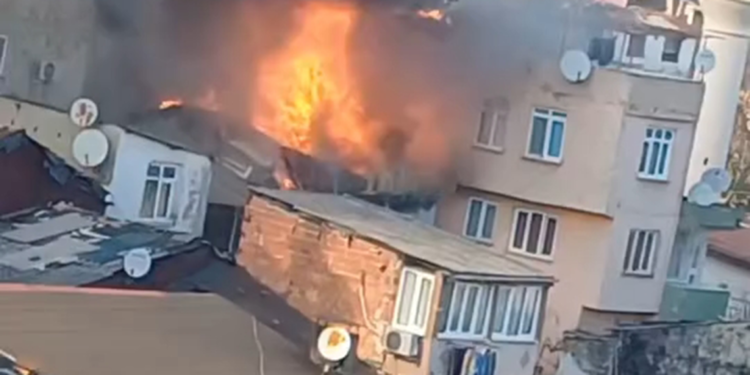 Beyoğlu'nda gecekonduda yangın