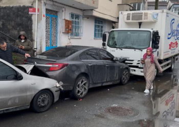 Beyoğlu'nda kamyonet 7 araca çarptı; şoförü kazadan sonra kaçtı