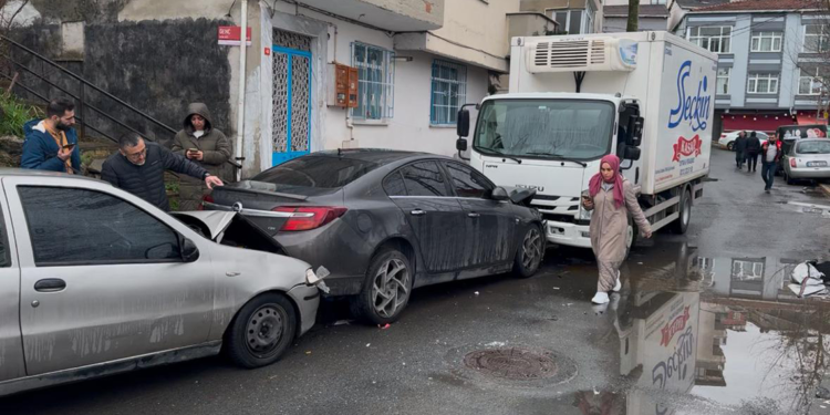 Beyoğlu'nda kamyonet 7 araca çarptı; şoförü kazadan sonra kaçtı